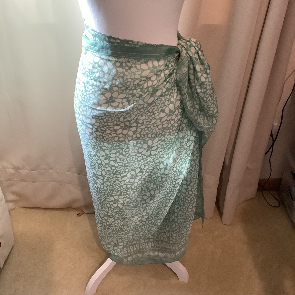 D.Sport Green and White Patterned Scarf/Wrap/Sarong - Picture 5 of 10